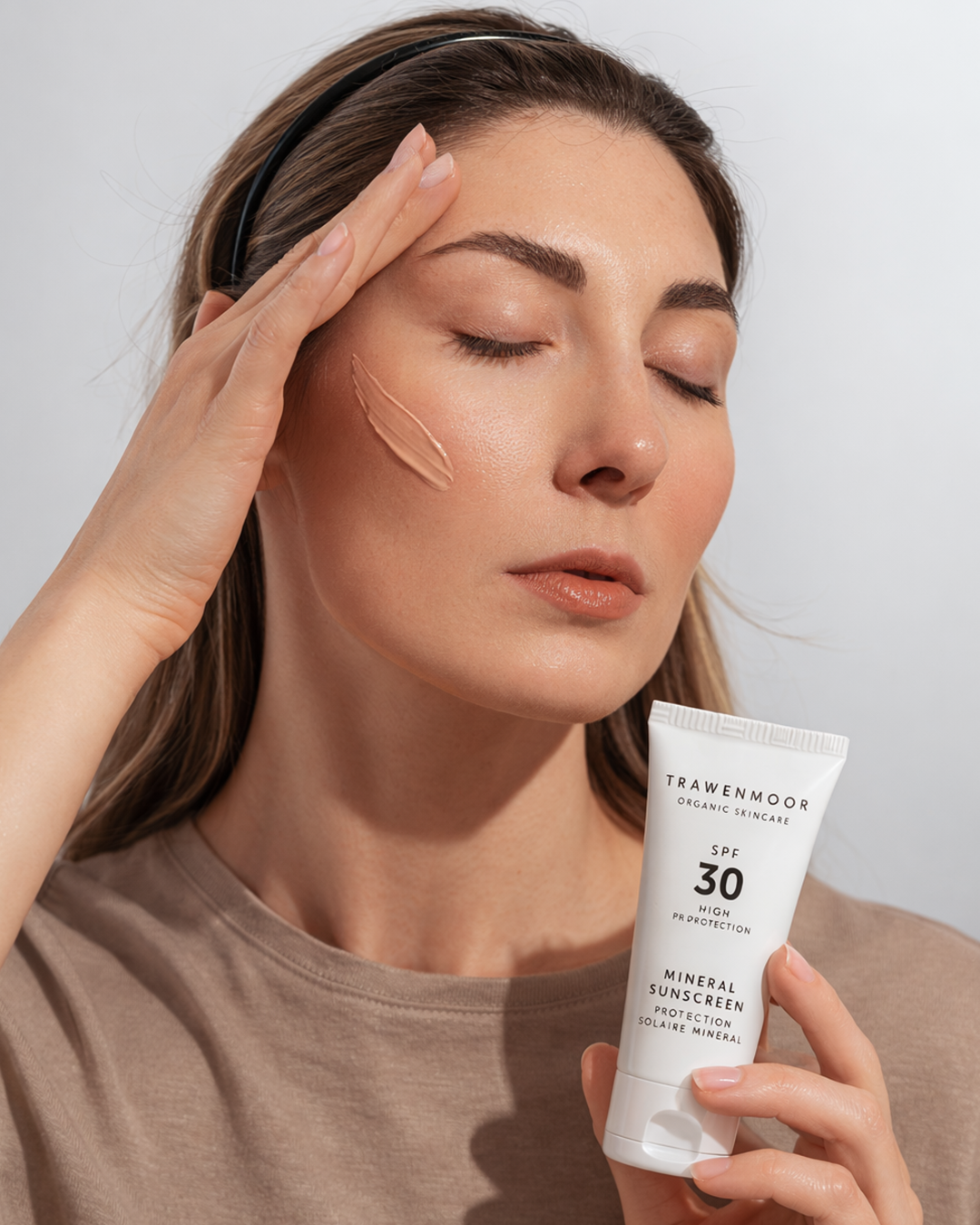 Frau trägt creme im gesicht auf